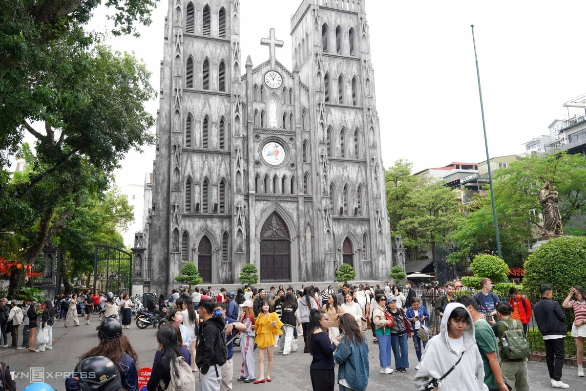 Quán trà chanh, gánh cốm đông nghịt khách ngày thu Hà Nội