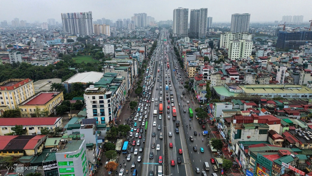 Dòng xe đông đúc đổ về Hà Nội sau kỳ nghỉ Tết