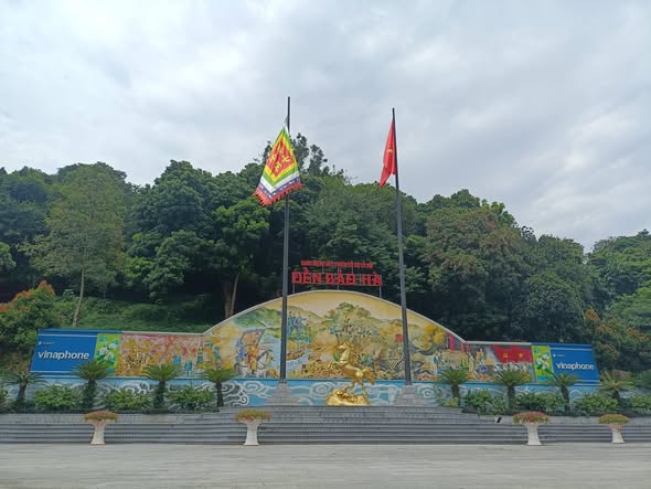 Đồng hành cùng khách đến với đền thờ ông Hoàng Bảy