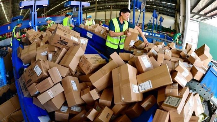 Thu thuế giá trị gia tăng (VAT) tự động đối với hàng hóa trị giá dưới 1 triệu đồng, nhập khẩu qua dịch vụ chuyển phát nhanh từ 1/8/2025.