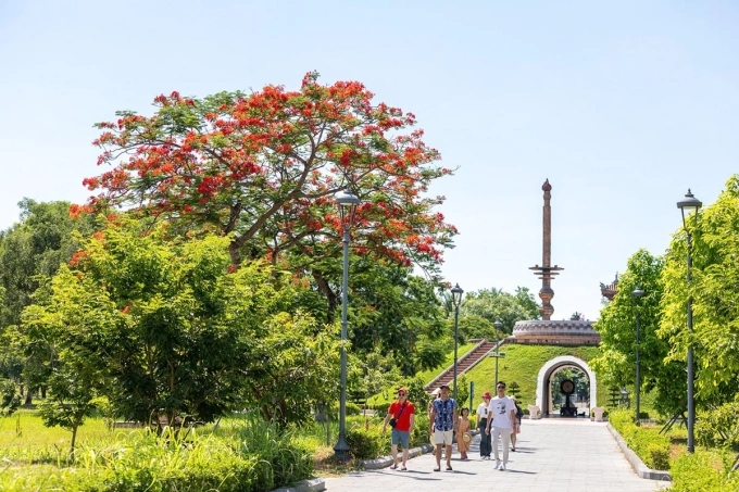 Khách đổ đến thành cổ Quảng Trị sau hiệu ứng 'Mưa đỏ'