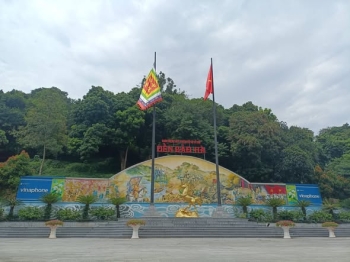 Đồng hành cùng khách đến với đền thờ ông Hoàng Bảy